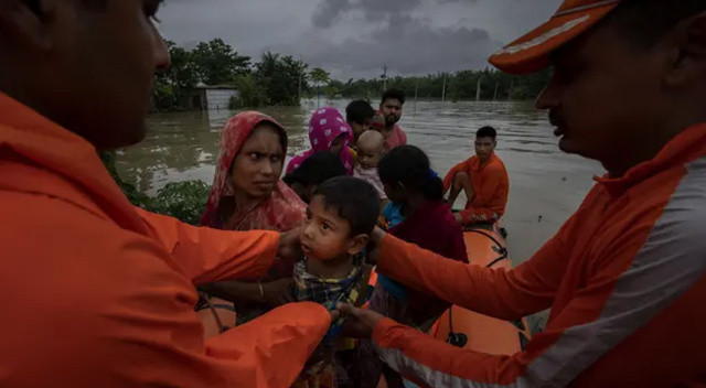 Hindistan ve Bangladeş&#039;te sel: En az 25 kişi öldü