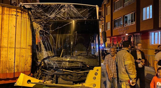 İETT otobüsü 17 araca çarptı: Şoför sanılan kişi hırsız çıktı