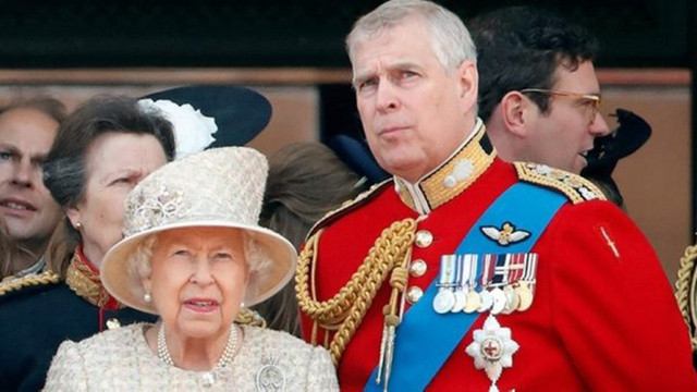 İngiltere Kraliçesi II. Elizabeth&#039;in oğlu Prens Andrew korona oldu