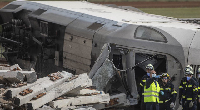 İspanya’da tren ile lokomotif çarpıştı: 22 yaralı
