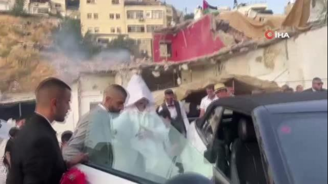 İsrail güçleri evlerini yıktı! Filistinli çift enkazda evlendi