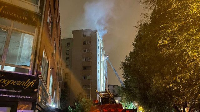 İstanbul&#039;da korkutan yangın: 11 katlı binanın çatısı alev alev yandı
