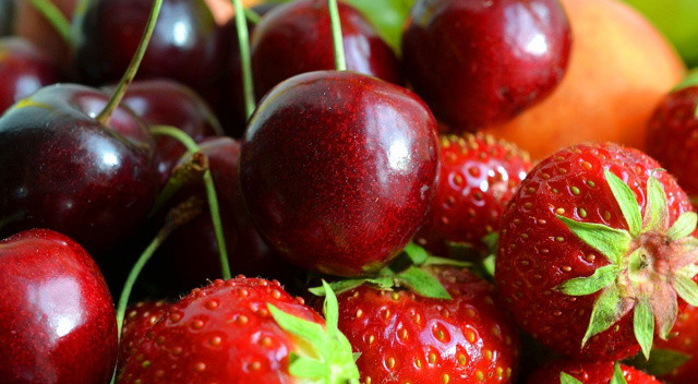 Karpuz, çilek, kiraz… Kırmızı meyveler antioksidan deposu! Baş ağrısını önlüyor, bol bol yiyin
