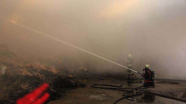 Manisa&#039;da yangın: 350 ton saman kül oldu