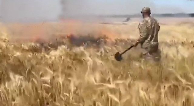 Rusya ordusu Ukrayna’da buğday tarlalarını yakıyor: Amaç halkı aç bırakmak!