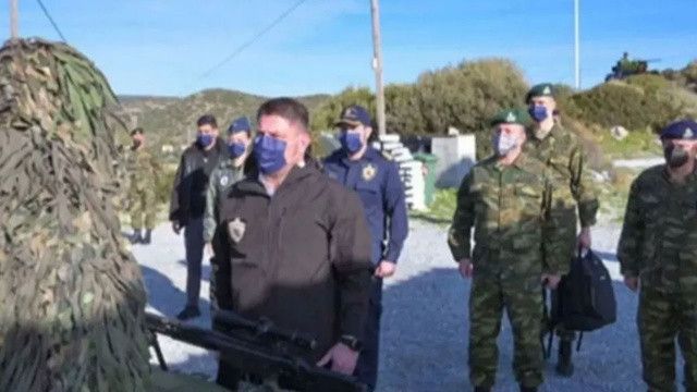 Yunan bakan yardımcısından silahlandıırlan adaya ziyaret: 80 km mesafede ateşe benzin döktü