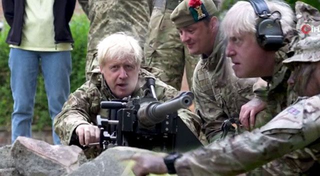 Boris Johnson askeri eğitime katıldı: Önce savaş uçağı şimdi de el bombası