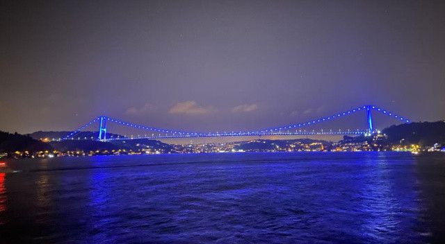 Denizcilik ve Kabotaj Bayramı için Fatih Sultan Mehmet Köprüsü maviye büründü