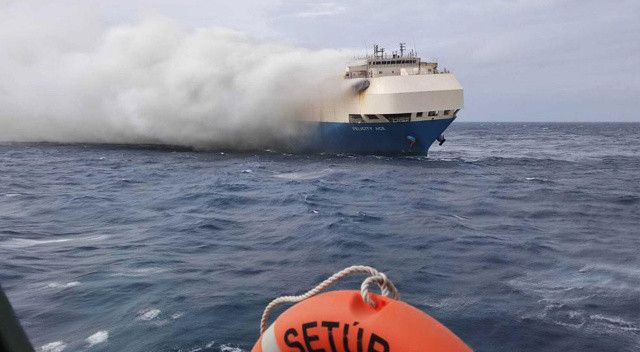 Hong Kong açıklarında vinç gemisi alabora oldu: 27 kişi kayıp