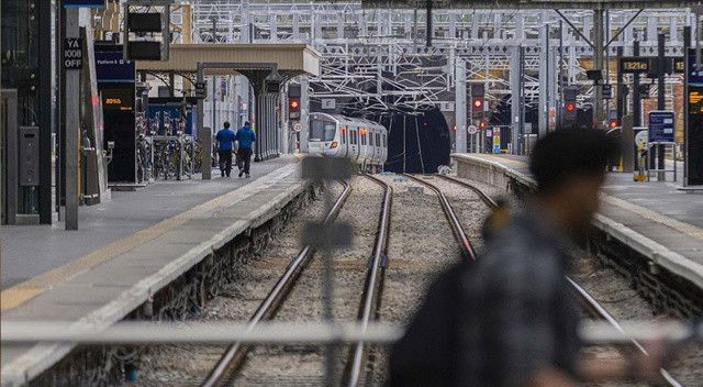 İngiltere’de demiryolu işçileri greve gitti: Seferlerde aksamalar yaşanıyor