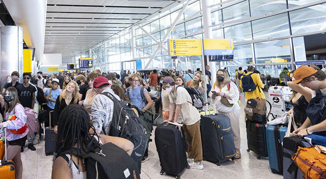 İngiltere’de havalimanlarında kriz büyüyor: ‘Yaşananlar korkunçtu’