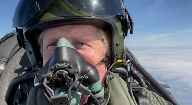 İngiltere’nin alay konusu oldu: Boris Johnson savaş uçağı koltuğunda