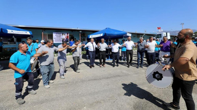 Maaşlarına yapılan zammı gören işçiler halaya tutuştu