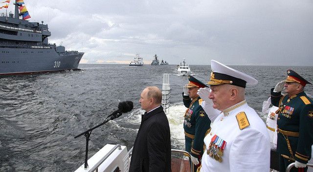 Putin Rus donanması geçit törenine katıldı