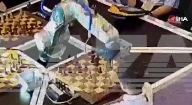Satranç oynayan robotik kol çocuğun parmağını kırdı