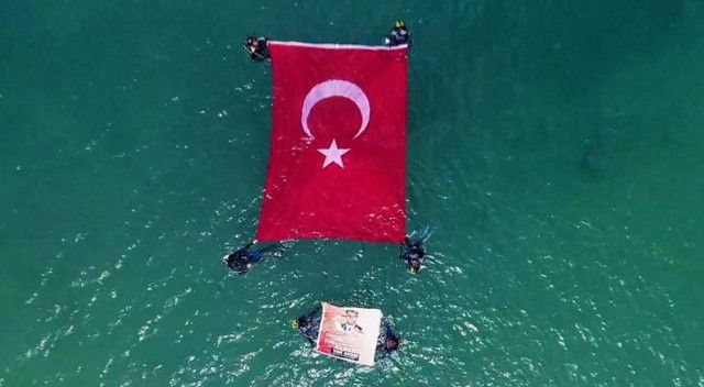 Şehit Ömer Halisdemir ve dev Türk bayrağı pankartı Van Gölü’nde dalgalandı