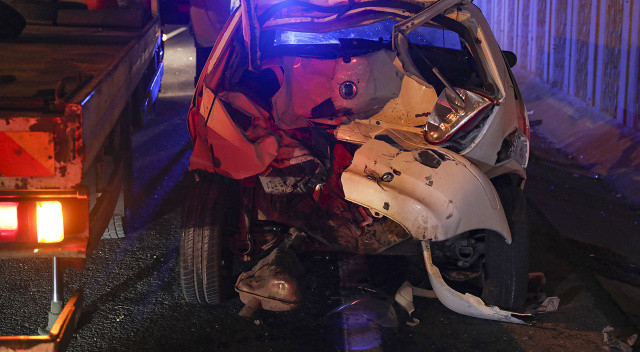 Şehitlik önünde korkunç kaza! Motosiklet otomobile ok gibi saplandı: 3&#039;ü ağır 5 yaralı