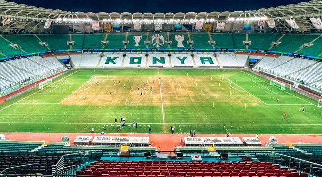 Bu zeminde maç oynanmaz! Konyaspor - Medipol Başakşehir maçı Eskişehir&#039;e alındı