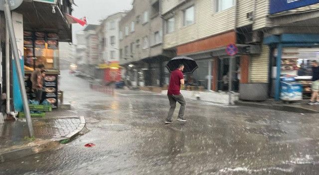 Bursa&#039;da sağanak yağış hayatı felç etti
