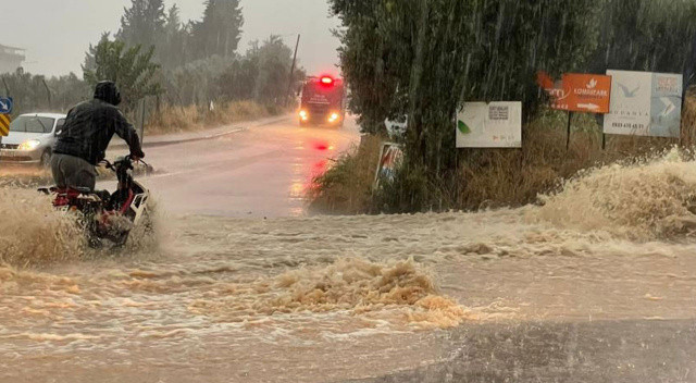 Bursa&#039;da sağanak yağış hayatı felç etti! Yollar göle döndü, araçlar su altında kaldı