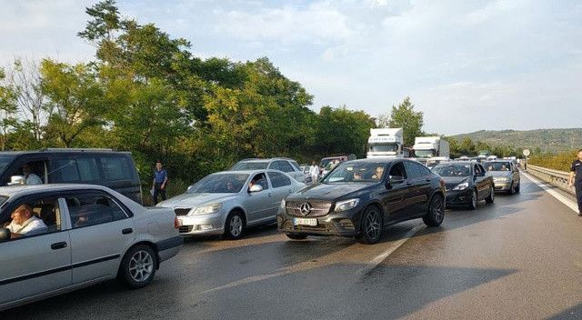 Bursa’da zincirleme kaza: 15 araç birbirine girdi, 10 kişi yaralandı