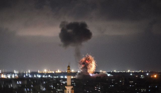 İşgalci İsrail yine Gazze&#039;ye bomba yağdırdı: 10 ölü var