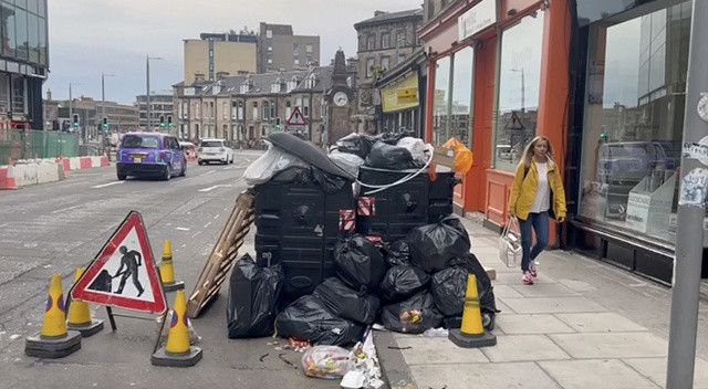 İskoçya&#039;da grev nedeniyle sokaklar çöplerle dolup taştı