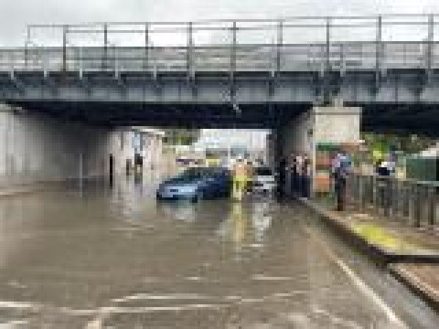 İstanbul&#039;da beklenen yağış başladı! Yolları su bastı: Araçlar ve  tarihi çarşı sular altında kaldı