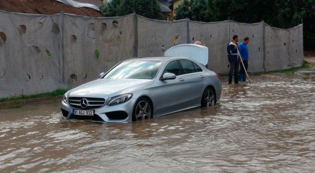 Meteoroloji uyarmıştı: Sular taştı, milyonluk araç yolda kaldı