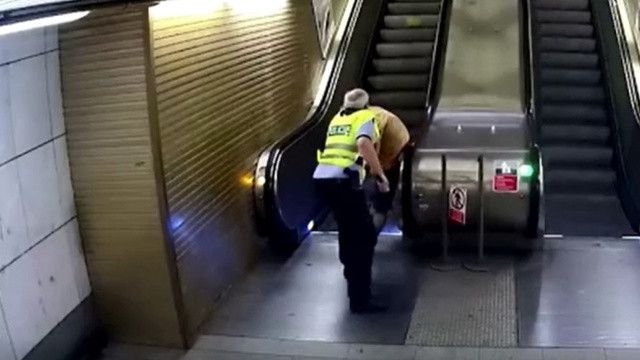 Polisten kaçan hırsız, yürüyen merdivene ters binince yakalandı