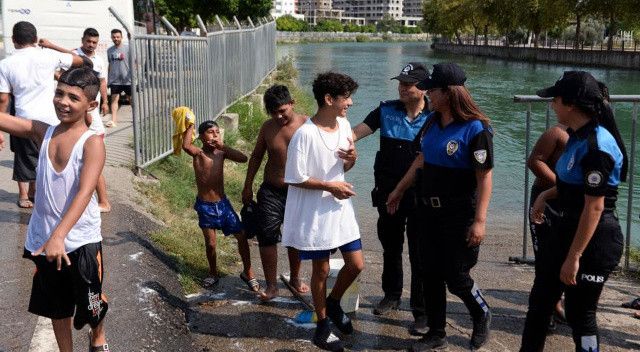 Serinlemek için sulama kanalına giren çocukları polis kurtarıp havuza götürdü