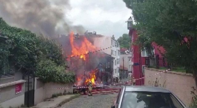 Beykoz&#039;da ahşa bina alev alev yandı: 2 kişi yaralandı