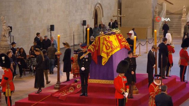 Kraliçe II. Elizabeth&#039;in torunları cenaze başında nöbet tuttu