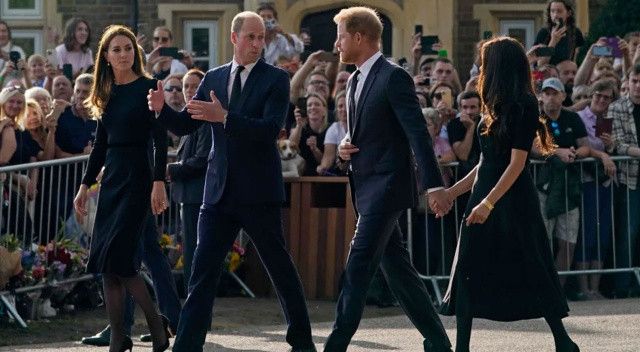 Kraliyet eltileri buluştu! William ve Kate cenaze için İngiltere&#039;ye dönen Harry ile Meghan&#039;ı ziyaret etti