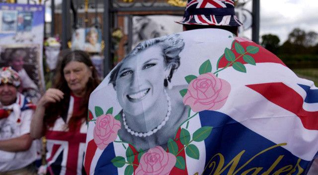 Prenses Diana, taziye çiçekleri ile Kraliçe II. Elizabeth’i gölgede bıraktı