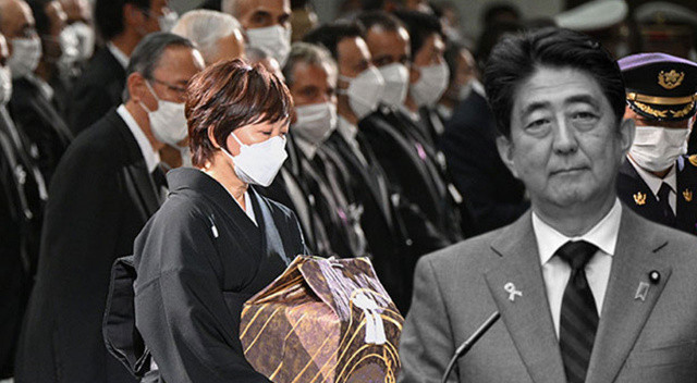 Tören masrafı Kraliçe&#039;yi geçti! Shinzo Abe&#039;ye protesto eşliğinde veda