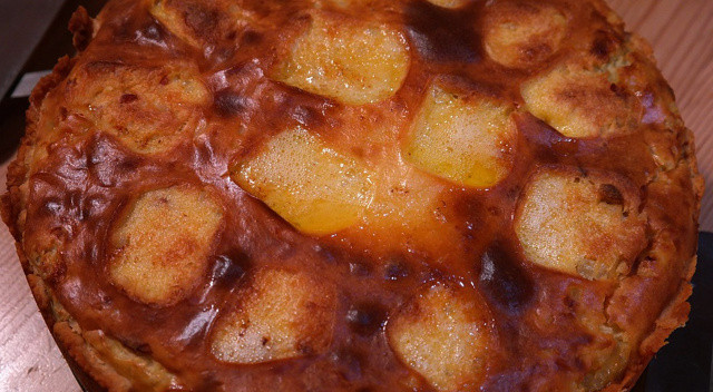 Fırında şipşak pişiyor, üzeri nar gibi kızarıyor… Börek tadında patatesli kek tarifi