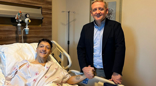 Mesut Özil sırt ağrılarından dolayı ameliyat oldu, üç ay daha yok