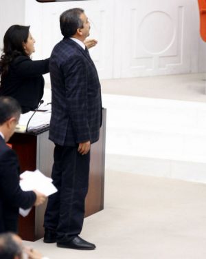 Sırrı Süreyya Önder Meclis'e kot giyip geldi