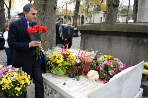 Bakan Ömer Çelik Ahmet Kaya'nın mezarını ziyaret etti