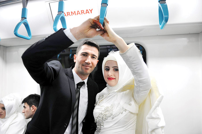 Marmaray'da gelin alayı
