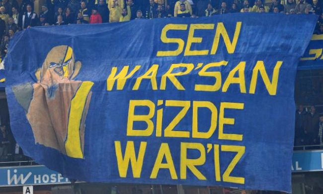 Beşiktaş taraftarları Kadıköy'de Aziz Yıldırım pankartı açtı
