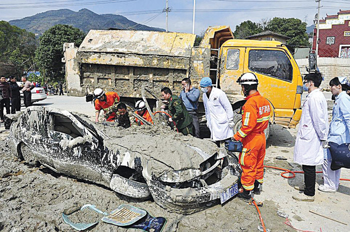 Kazanın böylesi! Otomobiliyle betona gömüldü
