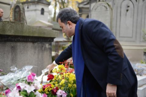 Bakan Ömer Çelik Ahmet Kaya'nın mezarını ziyaret etti