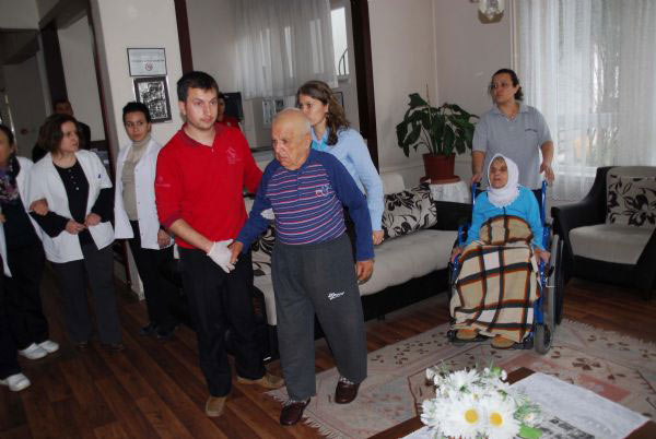 Ölmek üzere bulunan yaşlı çifte sıcak yuva