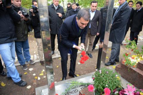Bakan Ömer Çelik Ahmet Kaya'nın mezarını ziyaret etti