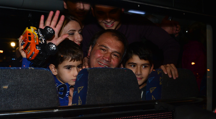 Türk pilotlar, ailelerine kavuştu, havaalanından ilk fotoğraflar