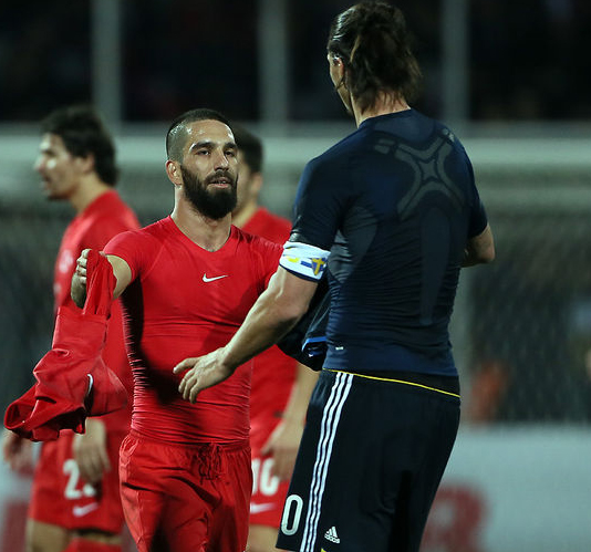 Arda Turan ve Ibrahimovic maç sonrası formaları değiştirdi