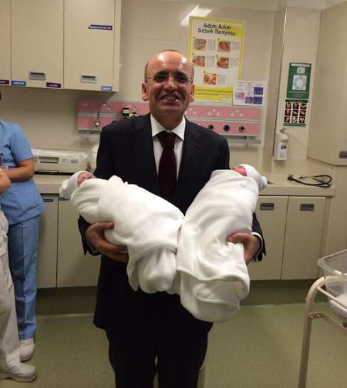 Bakan Mehmet Şimşek ikiz babası oldu