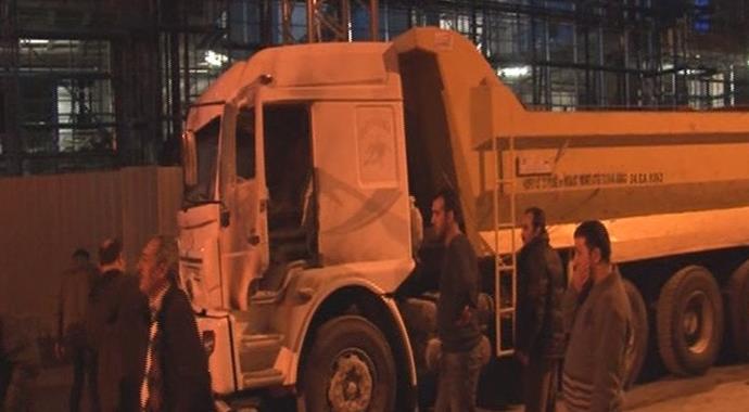 Beyoğlu'nda seyir halindeki kamyona molotof attılar